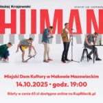 Plakat stand-up comedy Błażej Krajewski. Na szarym tle czerwony napis wielkimi literami HUMAN, pod napisem pięć postaci. Kucająca, z deskorolką, pisząca, przy mikrofonie i siedząca przy biurku.