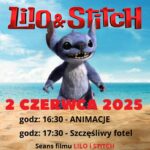 Filmowy dzień dziecka. 2 czerwca 2025. godzina 16:30 - Animacje. godzina 17:30 - szczęśliwy fotel. Seans filmu Lilo i Stitch. Na piasku stoi główny bohater Stitcha za jego plecami widać ocean i niebo.
