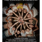 Plakat zapraszający na musical Nie chcemy dorastać. Na czarnym tle 13 dzieci leży na plecach blisko siebie z jedna reką wyciągnietą do góry. Dłonie stykają się tworząc efekt rozety.