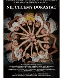 Plakat zapraszający na musical Nie chcemy dorastać. Na czarnym tle 13 dzieci leży na plecach blisko siebie z jedna reką wyciągnietą do góry. Dłonie stykają się tworząc efekt rozety.