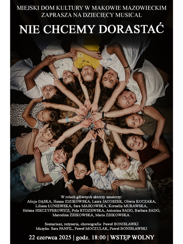 Plakat zapraszający na musical Nie chcemy dorastać. Na czarnym tle 13 dzieci leży na plecach blisko siebie z jedna reką wyciągnietą do góry. Dłonie stykają się tworząc efekt rozety.