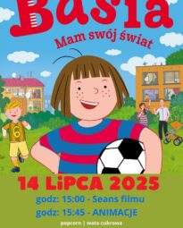 Plakat u góry na niebieskim niebie tytuł filmu BASIA. MAM SWÓJ ŚWIAT. Na środku postać głównej bohaterki filmu trzymającą po lewą pachą piłkę nożną. Na samym dole na zielonym tle czerwony napis z datą wydarzenia 14 lipca. godzina 15:00 seans filmowy. godzina 15:45 animacje. Popcorn i wata cukrowa. Bilety według cennika kina
