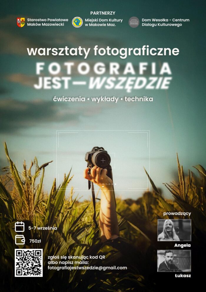 W centralnym punkcie z trawy na tle nieba wystaje ręka która trzyma aparat fotograficzny. U góry napis Partnerzy. Starostwo Powiatowe Maków Mazowiecki, Miejski Dom Kultury w Maków Mazowiecki, Dom Wesołka- Centrum Dialogu Kulturowego. Warsztaty Fotograficzne. Fotografia jest - wszędzie. Ćwiczenia, wykłady, technika. Data 5-7 września. Koszt 750 zł.