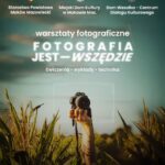 W centralnym punkcie z trawy na tle nieba wystaje ręka która trzyma aparat fotograficzny. U góry napis Partnerzy. Starostwo Powiatowe Maków Mazowiecki, Miejski Dom Kultury w Maków Mazowiecki, Dom Wesołka- Centrum Dialogu Kulturowego. Warsztaty Fotograficzne. Fotografia jest - wszędzie. Ćwiczenia, wykłady, technika. Data 5-7 września. Koszt 750 zł.