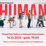 Plakat stand-up comedy Błażej Krajewski. Na szarym tle czerwony napis wielkimi literami HUMAN, pod napisem pięć postaci. Kucająca, z deskorolką, pisząca, przy mikrofonie i siedząca przy biurku. Miejski Dom Kultury w Makowie Mazowieckim. 14 października 2025 godzina 19:00. bilety w cenie 65 zł dostępne onlin na kupbilecik.pl