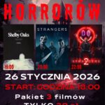 Plakat promuje specjalne wydarzenie filmowe, które odbędzie się w Kinie Mazowsze w Makowie Mazowieckim. Szczegóły Wydarzenia Nazwa: Noc Horrorów Data: 26 stycznia 2026 r. Start: Godzina 18:00 Oferta: Pakiet 3 filmów za jedyne 39 zł. Wyświetlane Filmy. W ramach pakietu zostaną wyświetlone trzy filmy, każdy o innej godzinie startu: "Shelby Oaks": Start o godzinie 18:00. "Strangers" (z maskami): Start o godzinie 20:00. "Strangers" (z postaciami w maskach z neonowym oświetleniem): Start o godzinie 22:00. Informacje Dodatkowe. Zakup biletu na 1 film wg cennika kina Mazowsze w Makowie Mazowieckim.