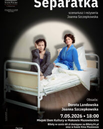 Plakat spektaklu SEPARATKA, przedstawiający dwie aktorki siedzące na łóżku.