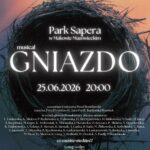 Plakat zapowiadający plenerowy musical „GNIAZDO”, który odbędzie się 25 czerwca 2026 roku o godzinie 20:00 w Parku Sapera w Makowie Mazowieckim. Organizatorami są Miejski Dom Kultury oraz Makowska Grupa Musicalowa. Wstęp na wydarzenie jest wolny. Grafika przedstawia tytuł spektaklu na tle klimatycznego zachodu słońca i sylwetek drzew.