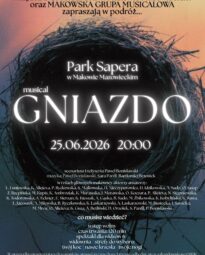 Plakat zapowiadający plenerowy musical „GNIAZDO”, który odbędzie się 25 czerwca 2026 roku o godzinie 20:00 w Parku Sapera w Makowie Mazowieckim. Organizatorami są Miejski Dom Kultury oraz Makowska Grupa Musicalowa. Wstęp na wydarzenie jest wolny. Grafika przedstawia tytuł spektaklu na tle klimatycznego zachodu słońca i sylwetek drzew.