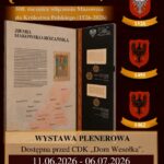 Plakat promuje wystawę plenerową „Mazowsze dla Korony” z okazji 500. rocznicy włączenia Mazowsza do Królestwa Polskiego (1526–2026).Miejsce: Przed CDK „Dom Wesołka”.Termin: 11.06.2026 – 06.07.2026.Godziny: Poniedziałek – piątek, 10:00 – 17:00.Na grafice widnieje makieta historyczna dedykowana Ziemi Makowsko-Różańskiej (mapa dawnych powiatów, repliki dokumentów z pieczęciami) oraz trzy historyczne herby z datami 1526, 1495 i 1462. W stopce umieszczono logotypy organizatorów, w tym Muzeum Mazowieckiego w Płocku i Miejskiego Domu Kultury.