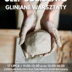 Plakat przedstawia dłonie ubrudzone gliną, które formują dużą bryłę jasnej gliny na drewnianym stole. W tle widoczny jest zarys osoby w fartuchu roboczym.Główne napisy na plakacie (od góry do dołu):„ULEP SOBIE LATO”„GLINIANE WARSZTATY”„17 LIPCA godzina 11:00-12:30 oraz 13:00-14:30”.„CENTRUM DIALOGU KULTUROWEGO DOM WESOŁKA MAKÓW MAZOWIECKI, UL. ZIELONY RYNEK 5”.„Warsztaty dla dzieci od 7 lat. Koszt - 25 zł/osoba”.„Zapisy do 14 lipca w Domu Wesołka - tel. 29 640 78 90”